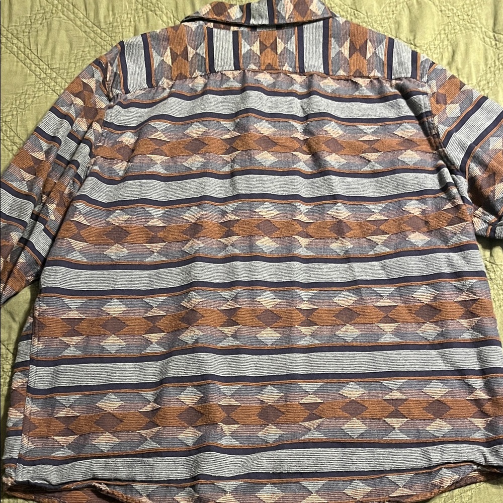 Geometric Patterned Button-Up Shirt - Picture 5 of 5